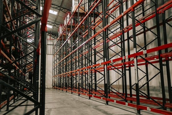 Rack mi lourd occasion : solution rentable pour votre stockage